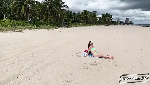 Döllenmiş ardıç ren'in plaja boşalması