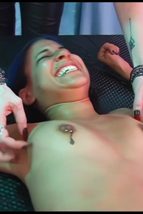 Loras Nude Punishment Tickle - 1080p - Parte 1 de 2 - a Punição Começa - Lora tira a roupa e é punida por Domina Sk
