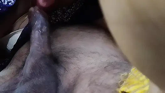 Tamilisches dorfmädchen massiert den penis ihres mannes in ihrem mund