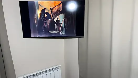 Моя сводная сестра смотрит Netflix, пока я трахаю ее задницу
