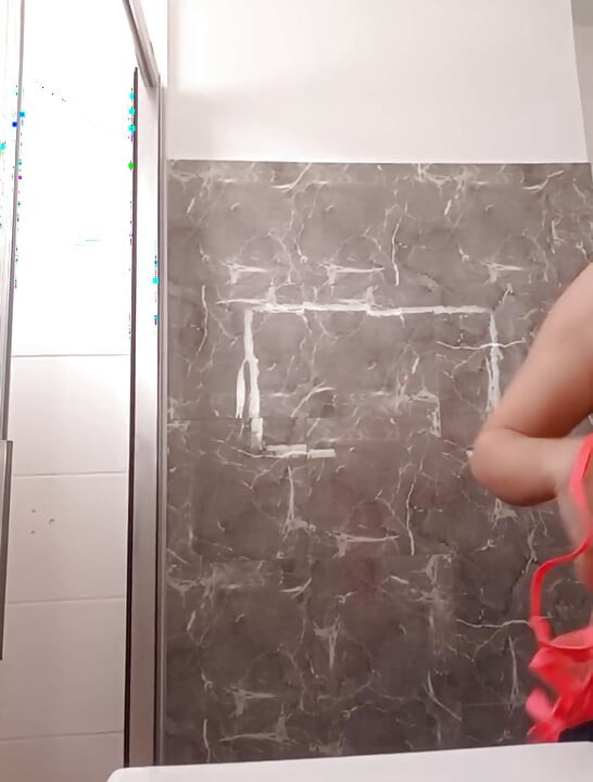 Masturbieren und einen orgasmus haben, während sie mein neues kleid trägt