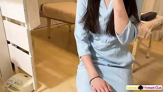 Yetişkinler arasındaki şehvetli oyuncu deneyi, rehberli samimi etkileşimle güç dinamiğini keşfediyor