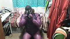 Латексное желе в свободном фиолетовом боди-костюме над купальником, противогаз, вибратор с дыханием