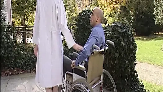 Blonde deutsche heiße mutter mit dickem hintern reitet dicken schwanz rein