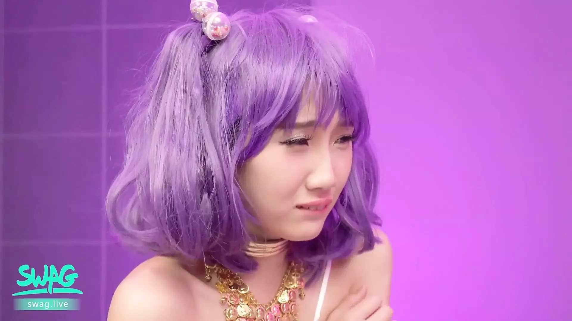 Cosplay kızları birbirlerini parmaklıyor, yabancı tarafından sikiliyor