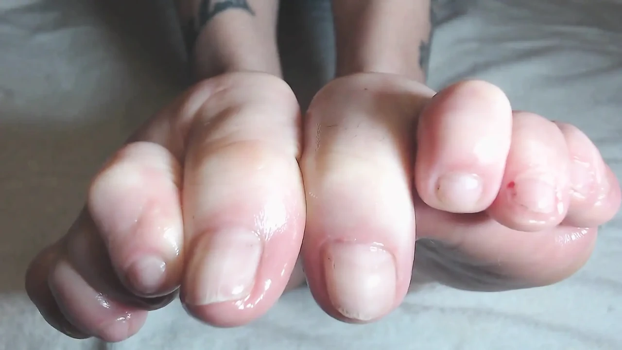 Oiling my natural short toenails