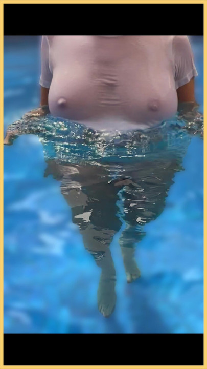 游泳池里的妻子湿衬衫与完美的无胸胸