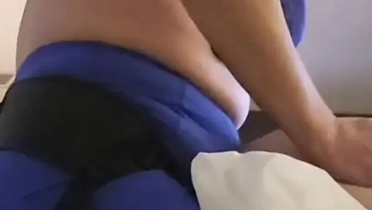 Super sexy schwanzlutschende göttin liebt es, das gesicht ihres mannes zu ficken, dann seinen arsch, dann kommt sie so oft lautes stöhnen
