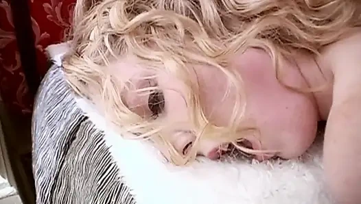 Молодая лесбиянка пытается использовать игрушки со страпоном