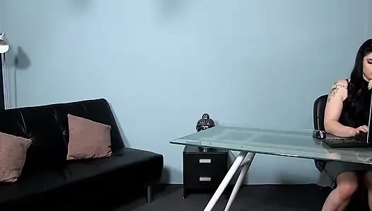 Lucia love si cewek rambut cokelat yang super sange lagi asik ngentot pantat teman pacarnya sendiri