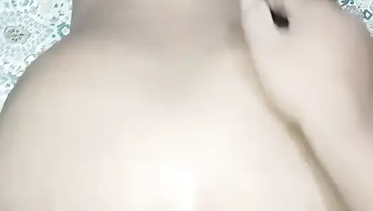 Pencaplı komşu yeni evli Sardarni evinde kimse yokken sikiliyor.