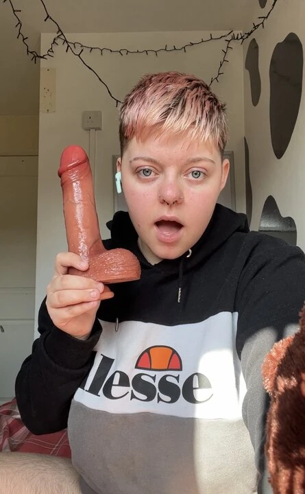 跨性别男孩alexander用巨大的假阳具插科打诨