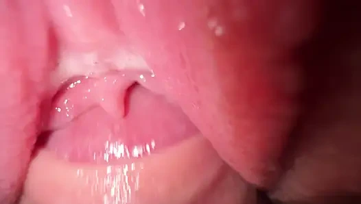 Чрезвычайно трахаю тугую юную киску крупным планом