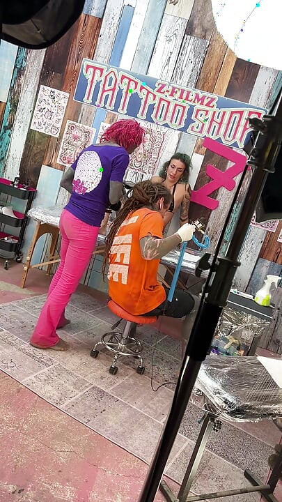 Kulissien takana Tattoo Studio - Lyhyt riskialtis leike
