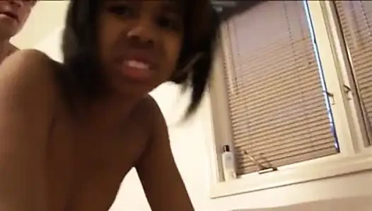Cewek semok kulit hitam dengan toket besar suka banget dientot sama kontol besar pria kulit putih
