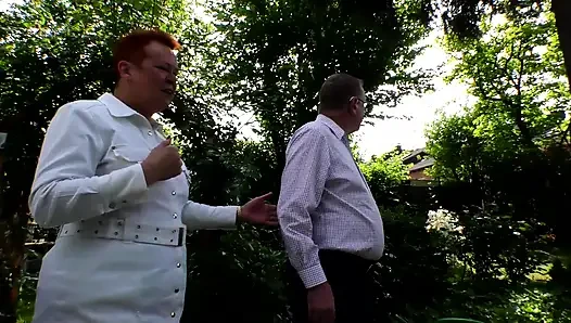 Azgın Alman kaltaklar korunmasız ve yüksek sesle sikiliyor!