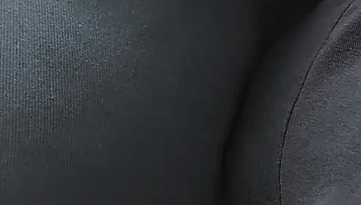 Fremder mit riesiger erektion, ejakulat im u-bahn-zug auf zufälligen strumpfhosen des mädchens