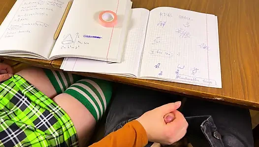 ШКОЛЬНИЦА дрочит ему в классе математики под столом в школе. Рискованно мастурбация в публичном классе.