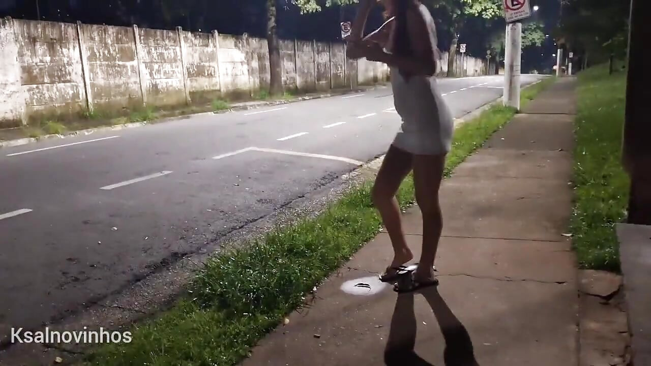 ช่วยตัวเองเสี่ยงภัยที่ป้ายรถเมล์ข้างคนแปลกหน้าคนสวย!