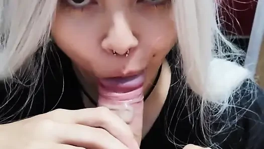 Teman kecilku yang manis menempatkan penisku di tenggorokannya untuk menyenangkanku
