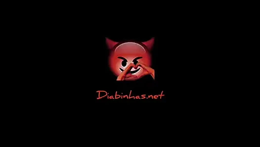 Deutscher tattoo-Künstler probiert das flammende Feuer der jungen Lorena Medeiros aus