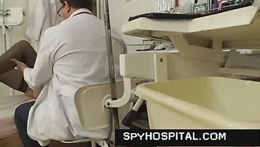 Brunetka bogini ginekologa wyciekła wideo z kamery szpiegowskiej