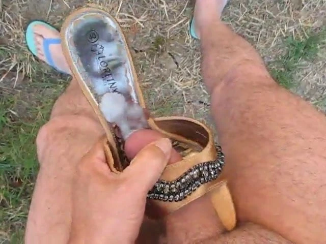 Utomhus cumshot utställning på toppklackar 002