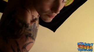 Tatuado hetero bandido blinx masturbando pau antes de gozar