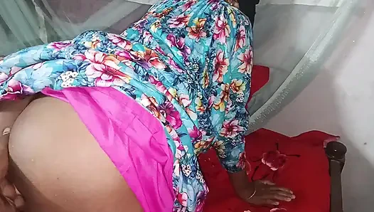 Ibu tiriku yang seksi sekali. Aku nggak bisa muasin diriku sendiri dengan suara bangla yang jernih