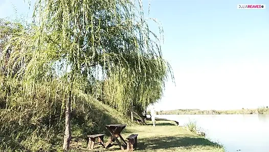 When walking I piss in my trousers outdoor