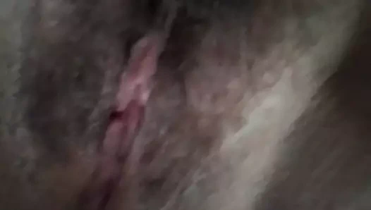 Behaartes Mädchen spielt