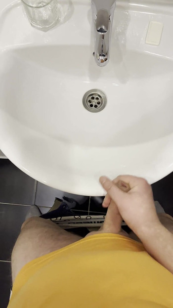 Tip se samozadovoljava u kupaonici i, snimajući sve izbliza, i na kraju.