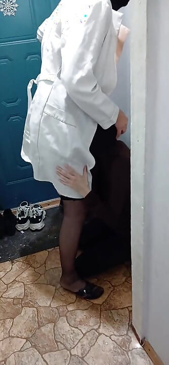 רופאה לסבית מילף גומרת בפה של מטופלת