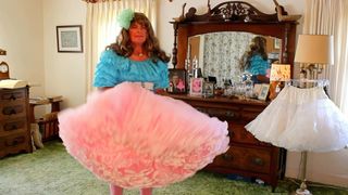 Frilly Shannon Jones снимает мою нижнюю юбку, сексуальные розовые трусики