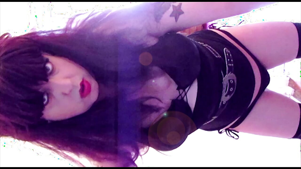 Kellystar518 es rubia y negra