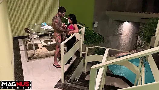Büyük götlü kısa kız dövmeli bir adamla seks yapıyor.