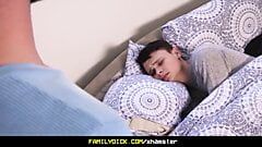 Familydick - uroczy malutki chłopiec na dole obudzony przez seksownego kutasa tatusia