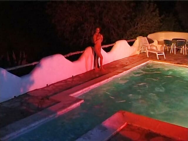 Două gagici lesbiene sexy înoată împreună în piscină