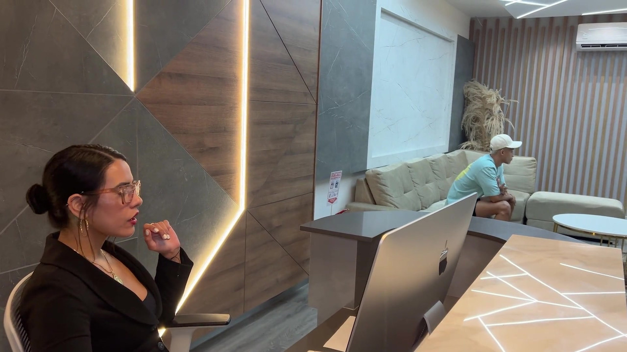 拉丁熟女秘书在办公室里操她老板的年轻客户，直到他们射在她脸上！Kylei Ellish