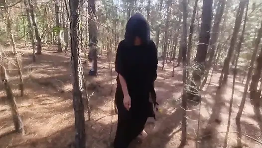 Turis yang tersesat di hutan dipaksa sama penyihir untuk menghindari kutukan!! Halloween
