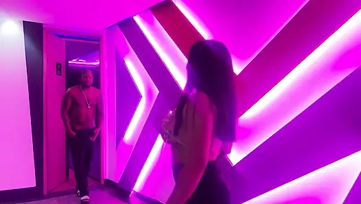 Фигуристую мексиканскую женщину Verito Aguas долбит большой черный член (BBC) в межрасовой анальной сцене без презерватива