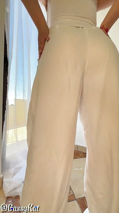 Pantaloni albi bombați pârțuri