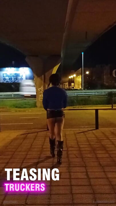 Taniax masturbuje v ulicích velkým černým robertkem v sexy minisukni