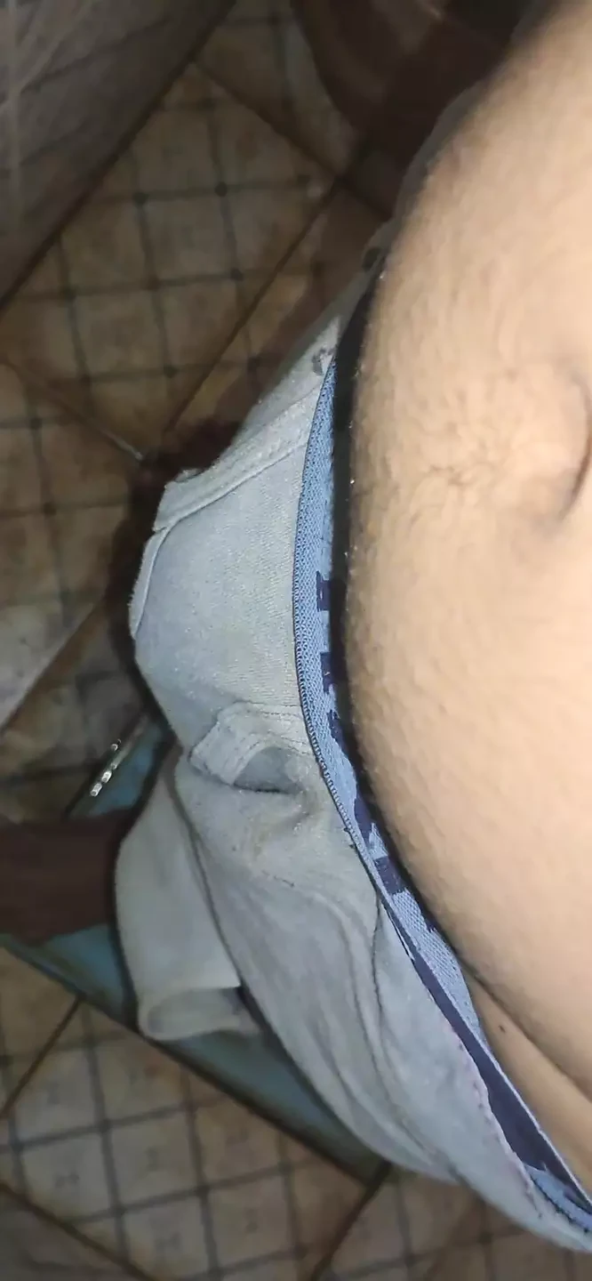 Индийский мужчина играет с ее хуем в ванной XXX