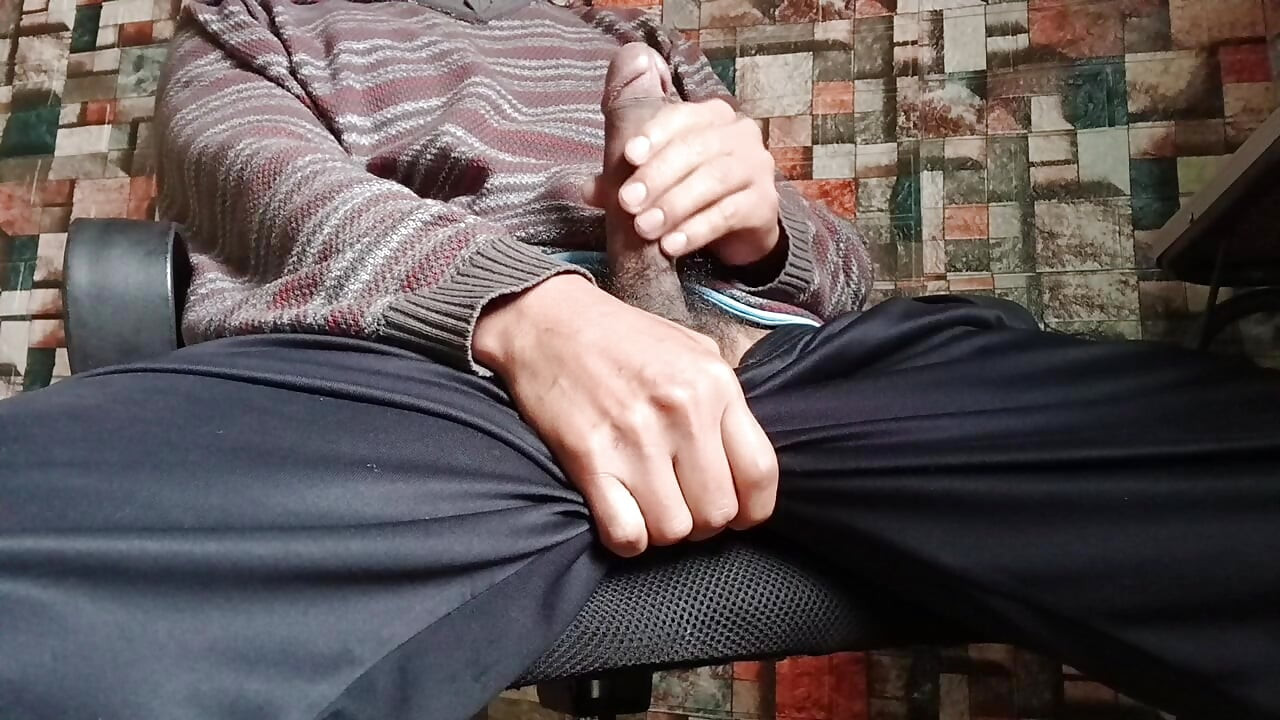 Lo froto en mis jeans hasta que no puedo soportarlo más