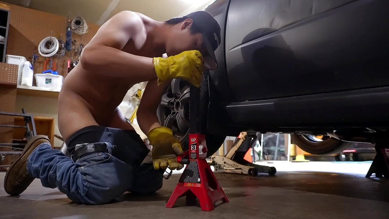 Děvka velký péro mechanik stříká a provádí opravy
