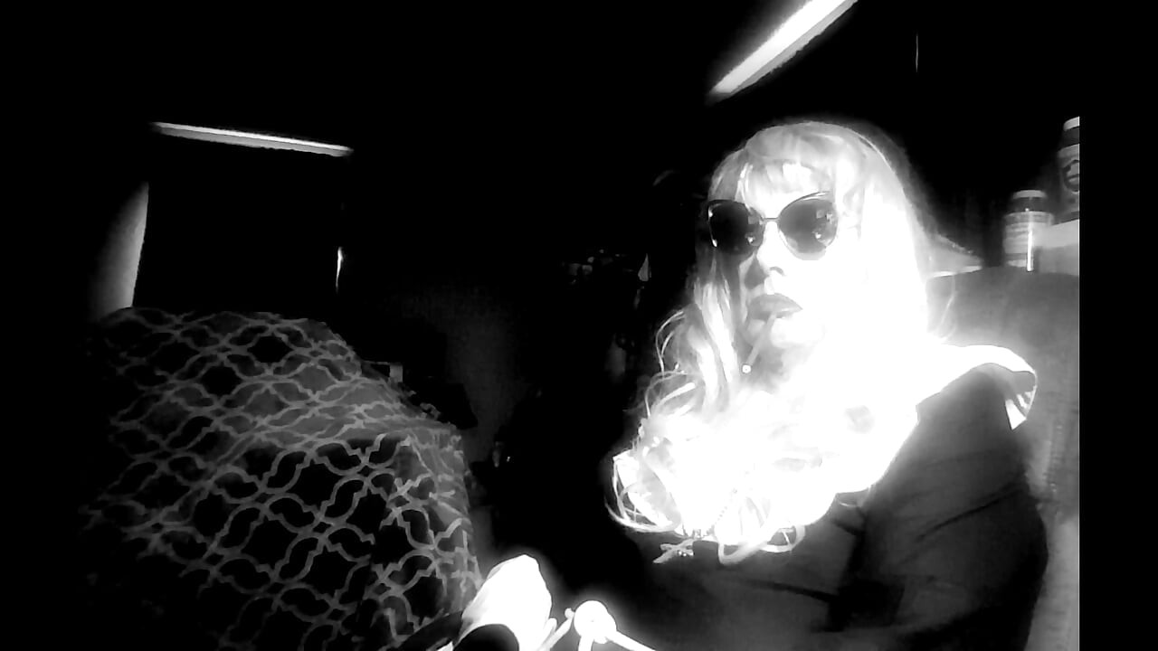 成熟した修道女がコンピューターデスクでVS120を吸いながらオナニーするのが大好き CD シシーTG