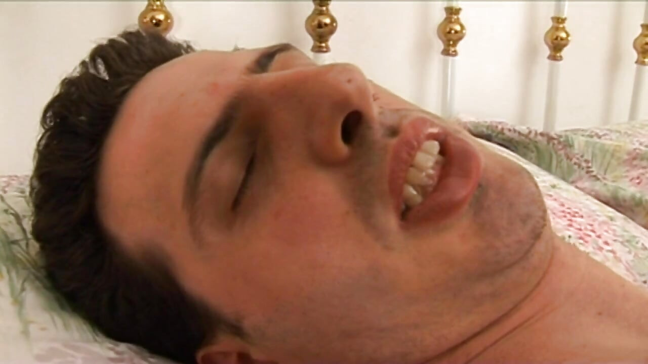 Wanker boy spies her hot Stepauntie in the bathroom