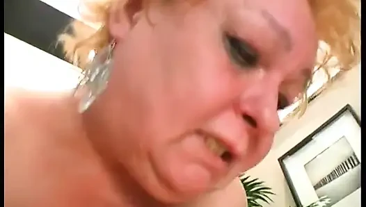 Pria muda ngentot memek nenek lebar-lebar di sofa