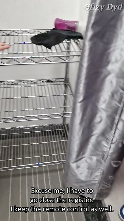 MILF si fa scopare forte dal commesso di un sexy shop